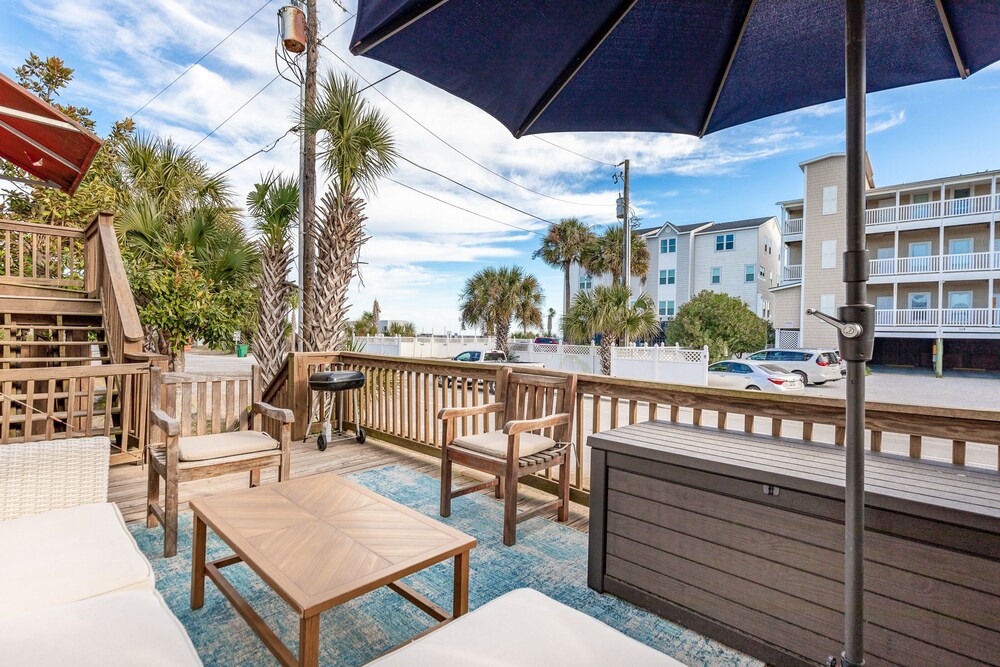 Salty Shack Unit B - Salty Shack - Dog Friendly Home  - Across from the Beach - Central Location!