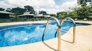 2 outdoor pools