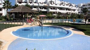 Una piscina al aire libre
