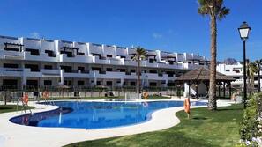 Una piscina al aire libre