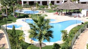 Una piscina al aire libre