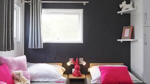 Hypo-allergenic bedding, blackout drapes, free cribs/infant beds
