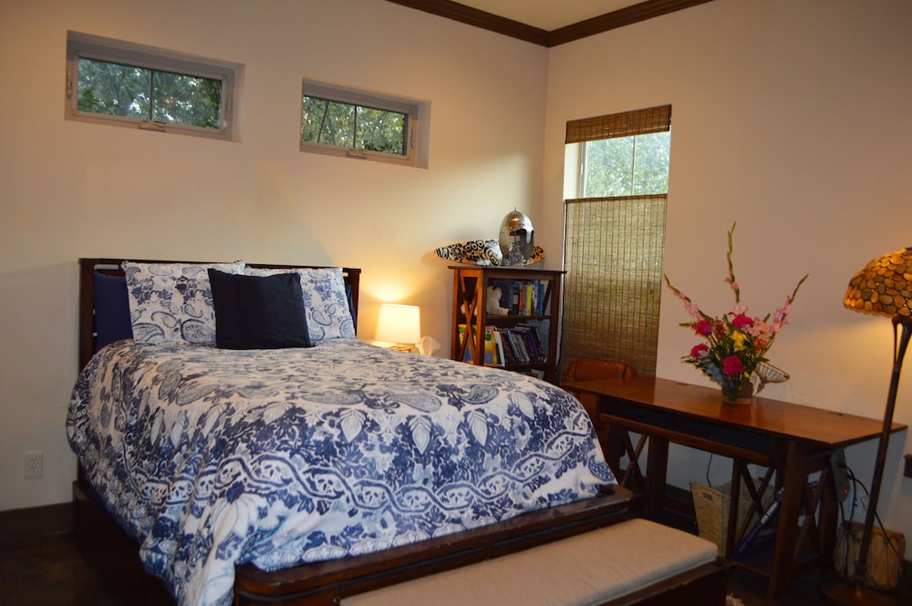 Villa at Cibolo Chase 11 acres with private resort pool and hot tub