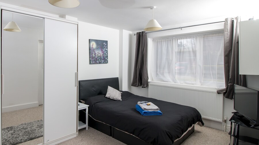 Lovely Rooms in a Quiet Place of Woking