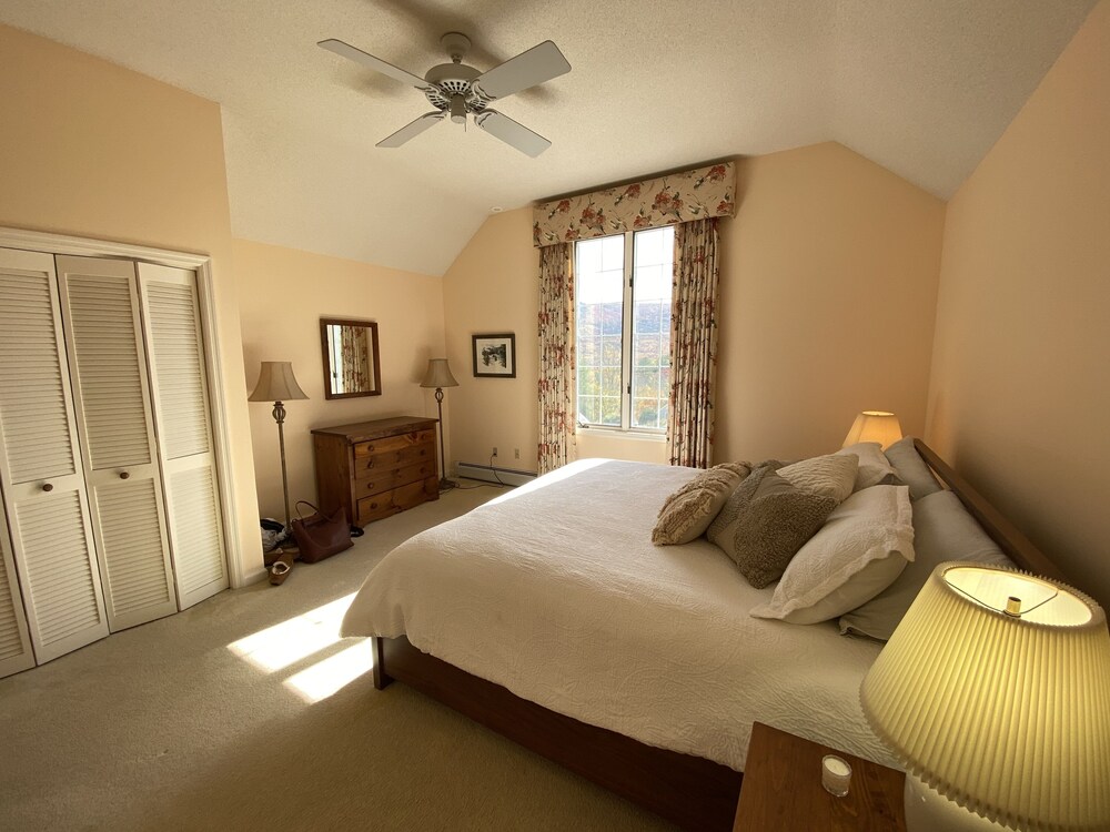 NEW large condo Southern VT mountain views 4bdr 3bth, wifi