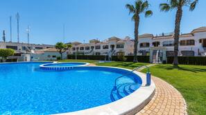 Una piscina al aire libre