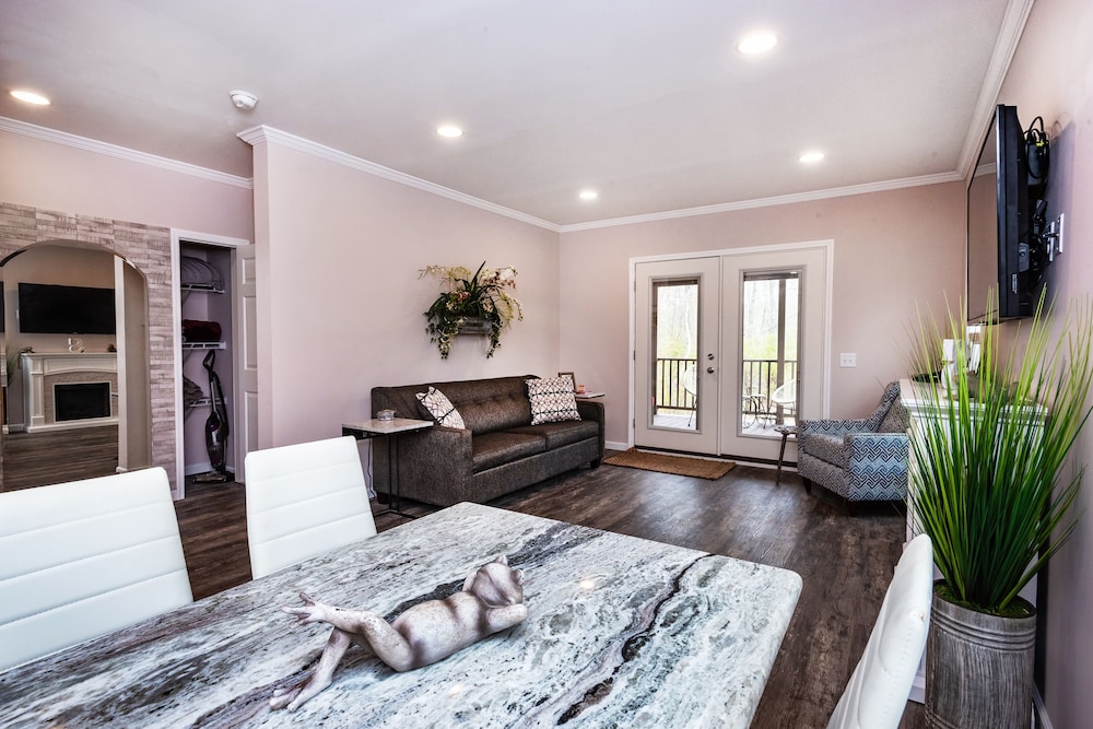 Sanctuary House PETS STAY FREE 10 mi to Atlantic City in Atlantic City