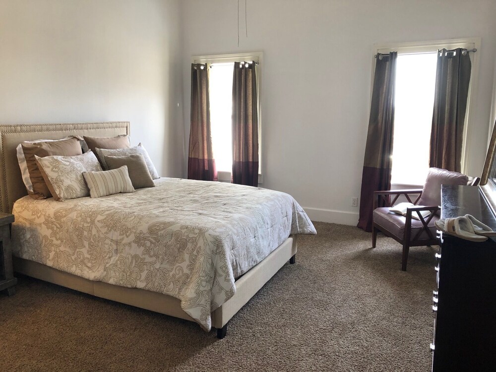 Lovely apartment in the center of Historic Downtown Brenham Brenham Vrbo