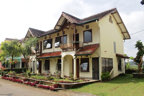 Hotels Near Taman Bunga Nusantara Sukaresmi Find Cheap 15