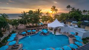 2 outdoor pools