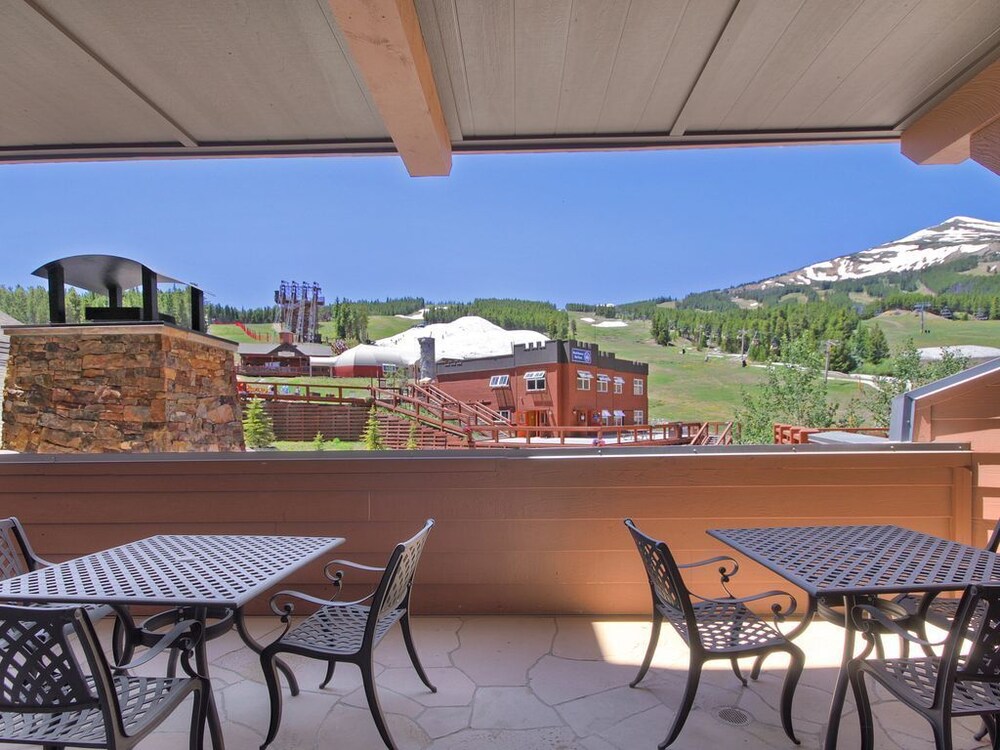 Luxurious ski-In ski-out 4 bedroom condo, pool, hot tub, walk to gondola