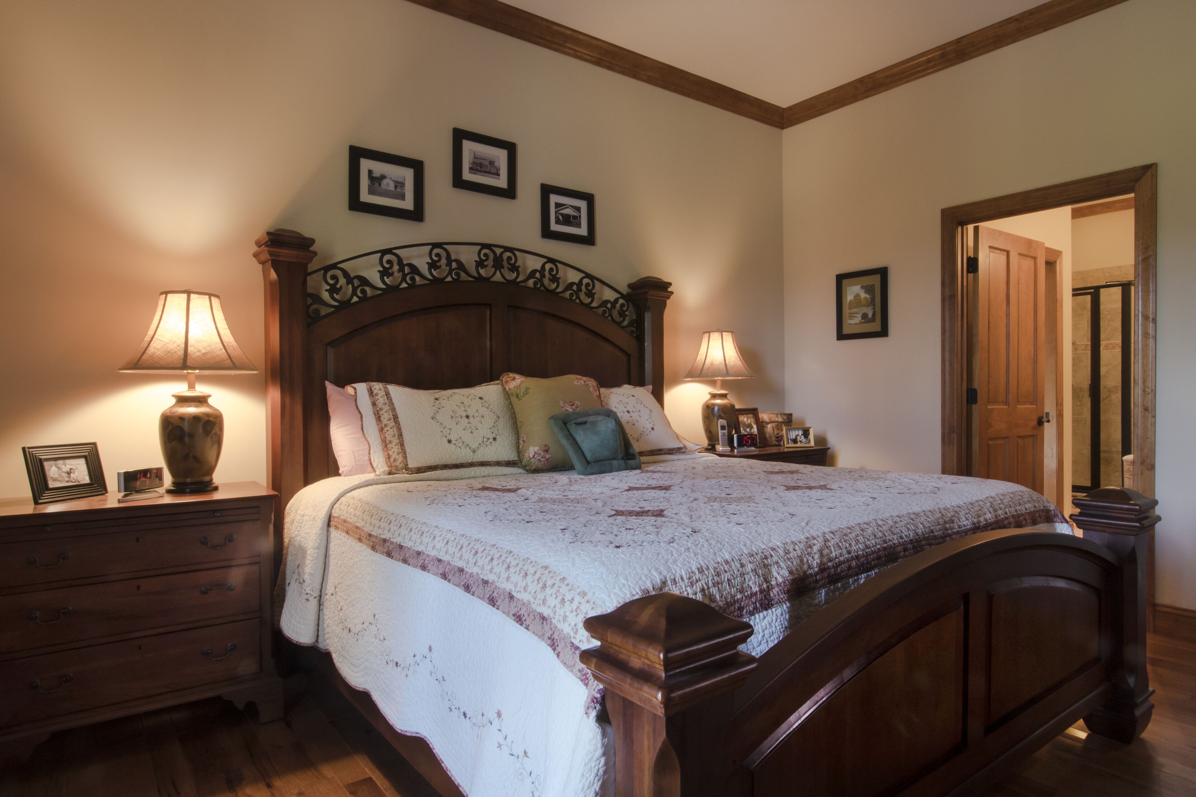 Beautifully appointed Smoky Mountain Country Club Condo ($ 99 / wkday through June 30) in Cherokee, United States