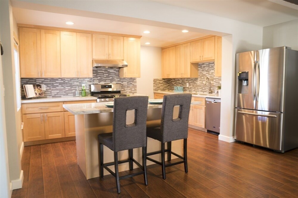 Modern 4 Bedroom House Near Sdsu Sleeps 12 In San Diego Hotel Rates Reviews On Orbitz