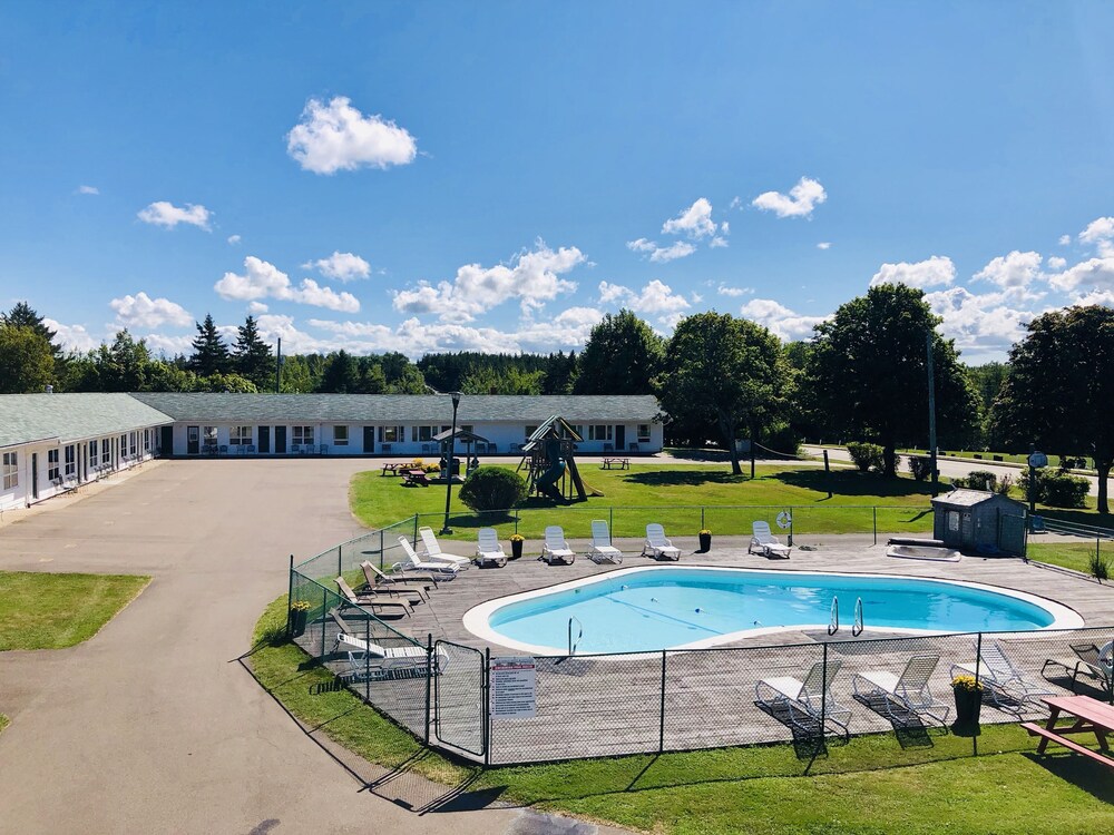 Outdoor pool, Anne Shirley Motel & Cottages