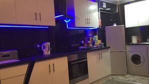 Full-size fridge, microwave, oven, stovetop