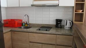 Geladeira grande, micro-ondas, cooktop, cafeteira/chaleira