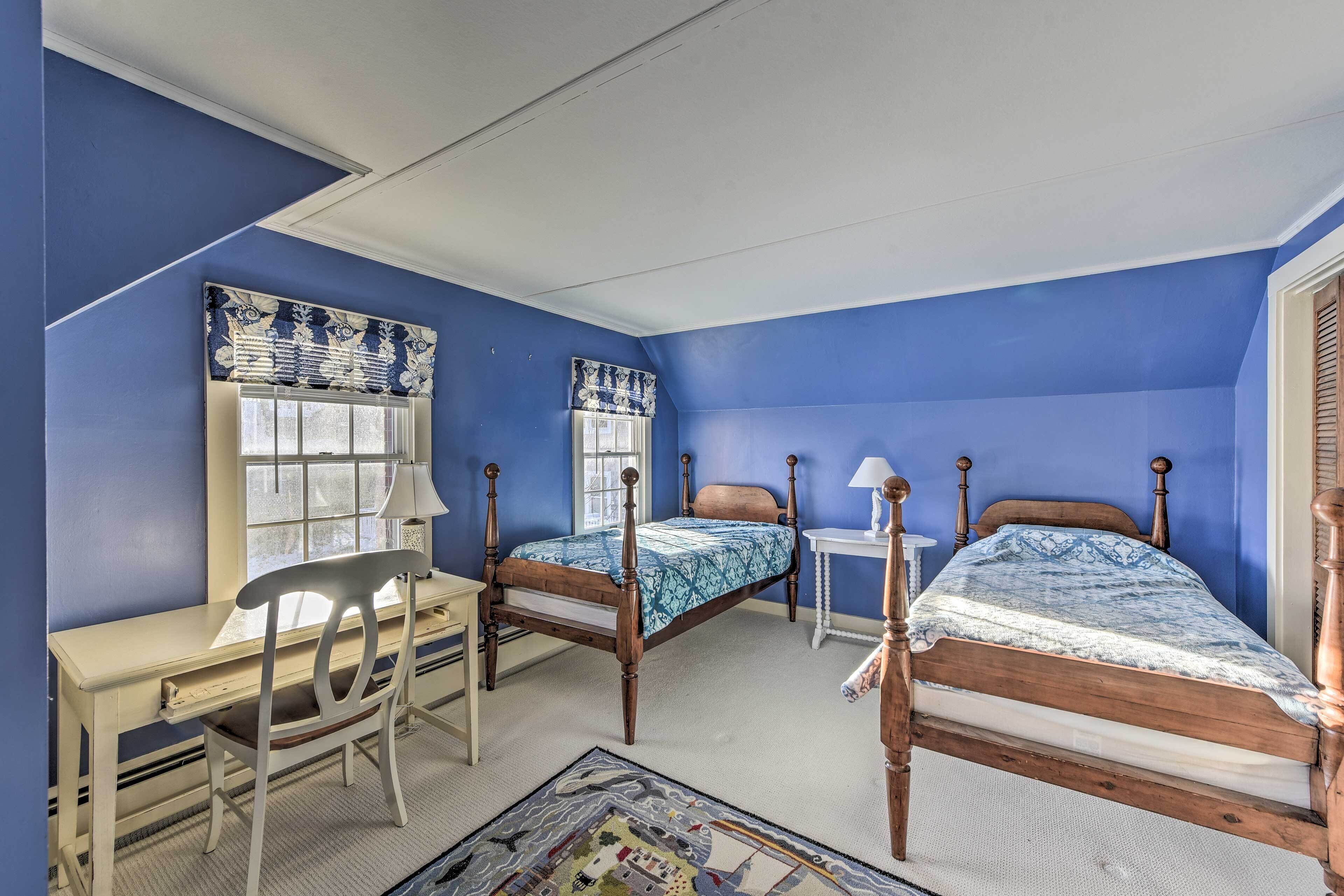 Waterfront Hyannis Port Cottage, Walk to Beach! in Hyannis, United States
