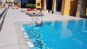 Una piscina al aire libre (de 7:00 a 22:00), sombrillas, tumbonas