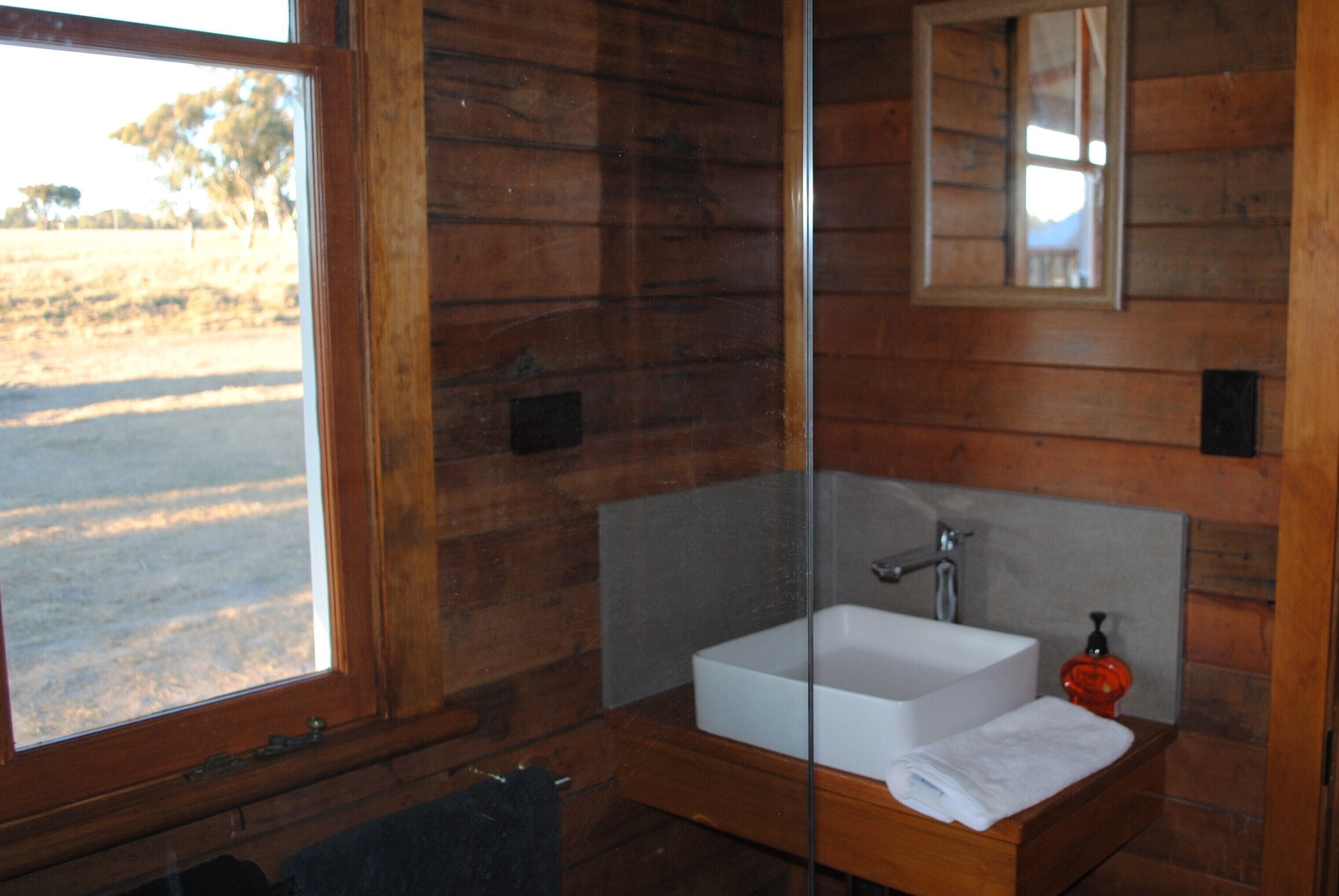 Fabulous Country Stay on New England Cattle & Sheep Property