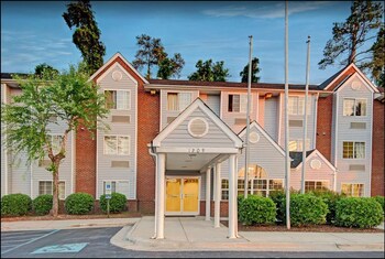 Travelers Inn and Suites Raleigh