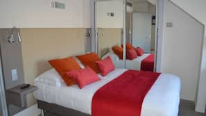 In-room safe, soundproofing, free WiFi, bed sheets
