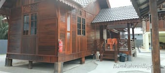 𝗧𝗢𝗣 𝟭𝟬 𝗛𝗼𝘁𝗲𝗹𝘀 𝗶𝗻 Parit Raja 2021 Expedia