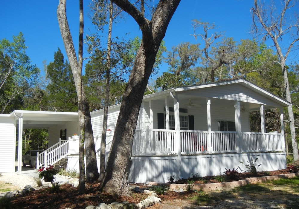 Brand New Lakeside 3/2 Vacation Rental!! A Must See! in Crystal River, United States