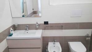 Een bad, een haardroger, een bidet, zeep