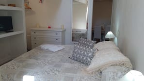 3 bedrooms, iron/ironing board, Internet, linens