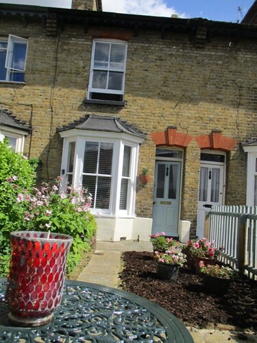 Charming 2 Bed Hidden Gem With Adjacient Parking In The