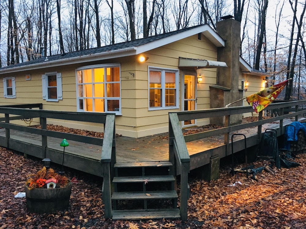 Arrowhead Lake Poconos Cottage, Steps From Beach & Private Great Room Suite in Pocono Lake, United States