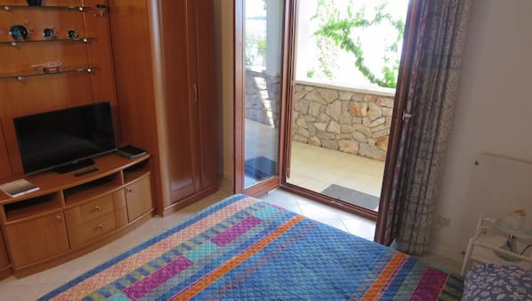 2 bedrooms, in-room safe, soundproofing, iron/ironing board