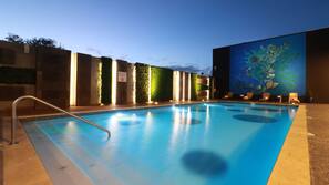 Una piscina al aire libre