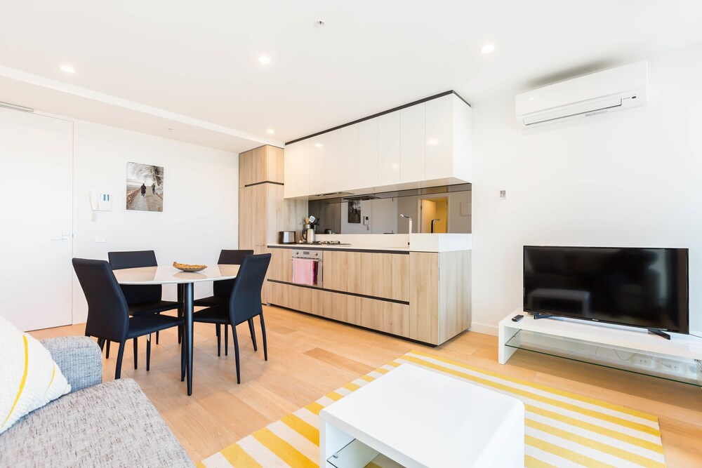 Tori, 1BDR Southbank Apartment