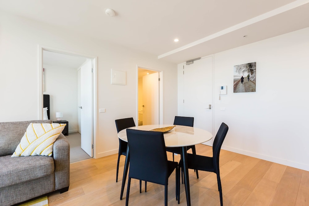 Tori, 1BDR Southbank Apartment