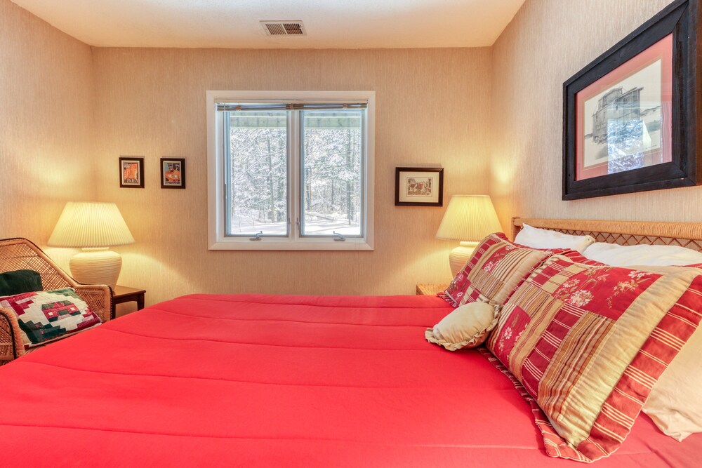 Harbor Cove condo w/ fireplace, shared pool, and back deck private