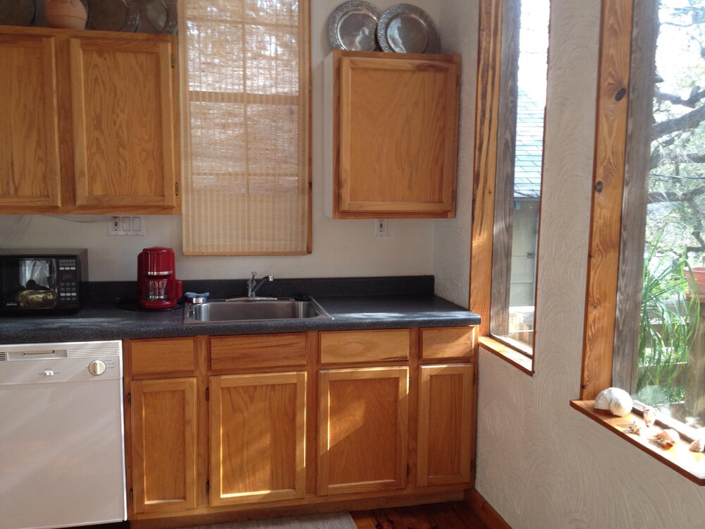  Garage treehouse apartment, walking distance to downtown, SoCo. 