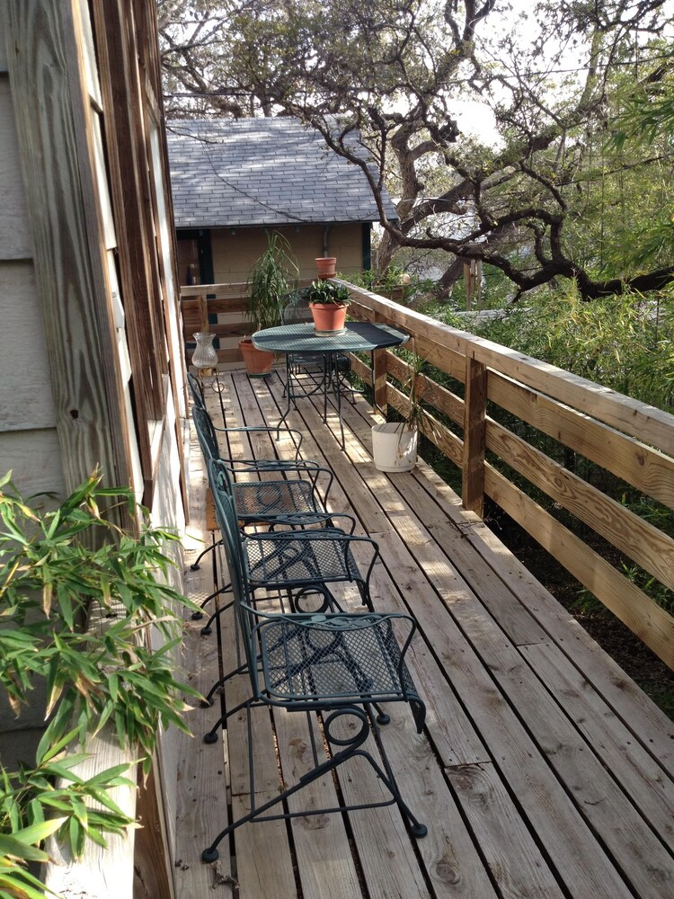  Garage treehouse apartment, walking distance to downtown, SoCo. 