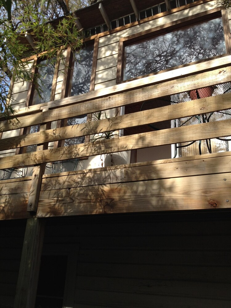  Garage treehouse apartment, walking distance to downtown, SoCo. 