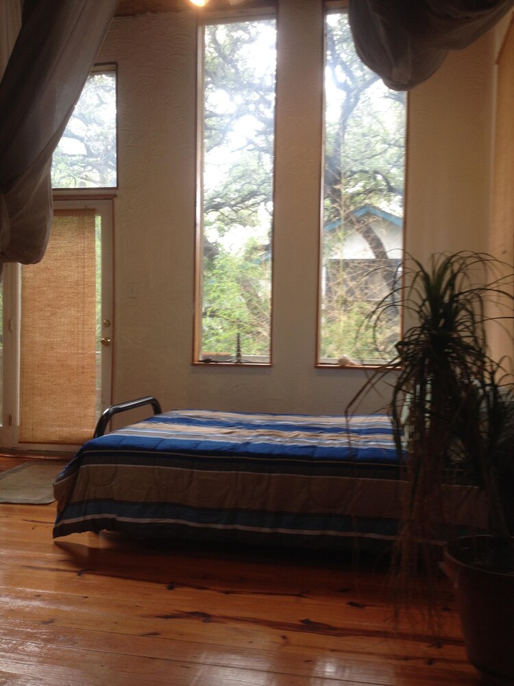  Garage treehouse apartment, walking distance to downtown, SoCo. 