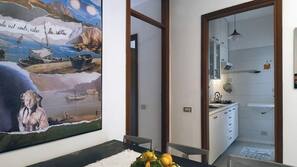 Frigorifero con congelatore, forno, piano cottura, lavastoviglie