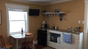 Fridge, oven, dishwasher, coffee/tea maker