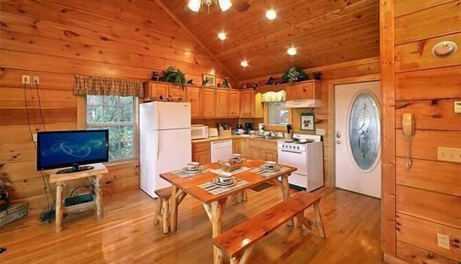 Little Bearadise 1 Br Cabin In Gatlinburg Pigeon Forge Tn Expedia
