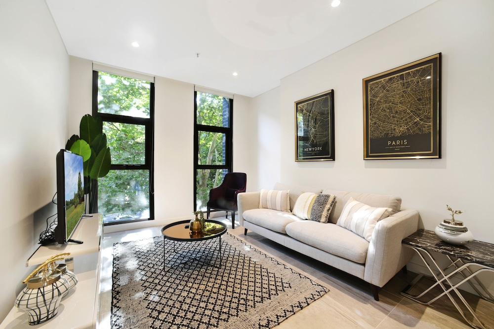 Luxury Style Walking to Darling Harbour, QVB and ICC