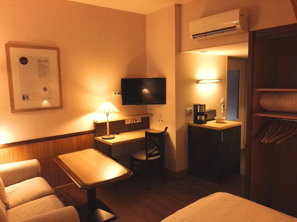 Apartment Air Conditioned Authentic Decor And Modern Comfort Calm
