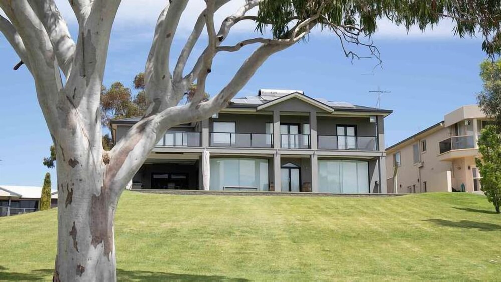 Entire Home With Direct Access to the River Murray