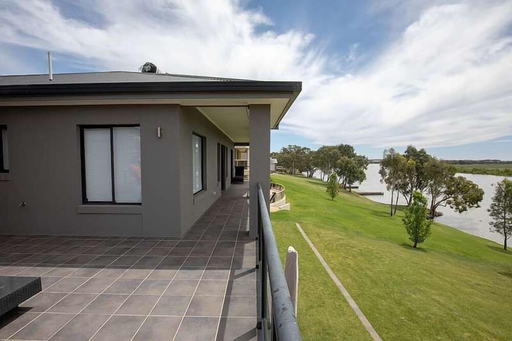 Entire Home With Direct Access to the River Murray