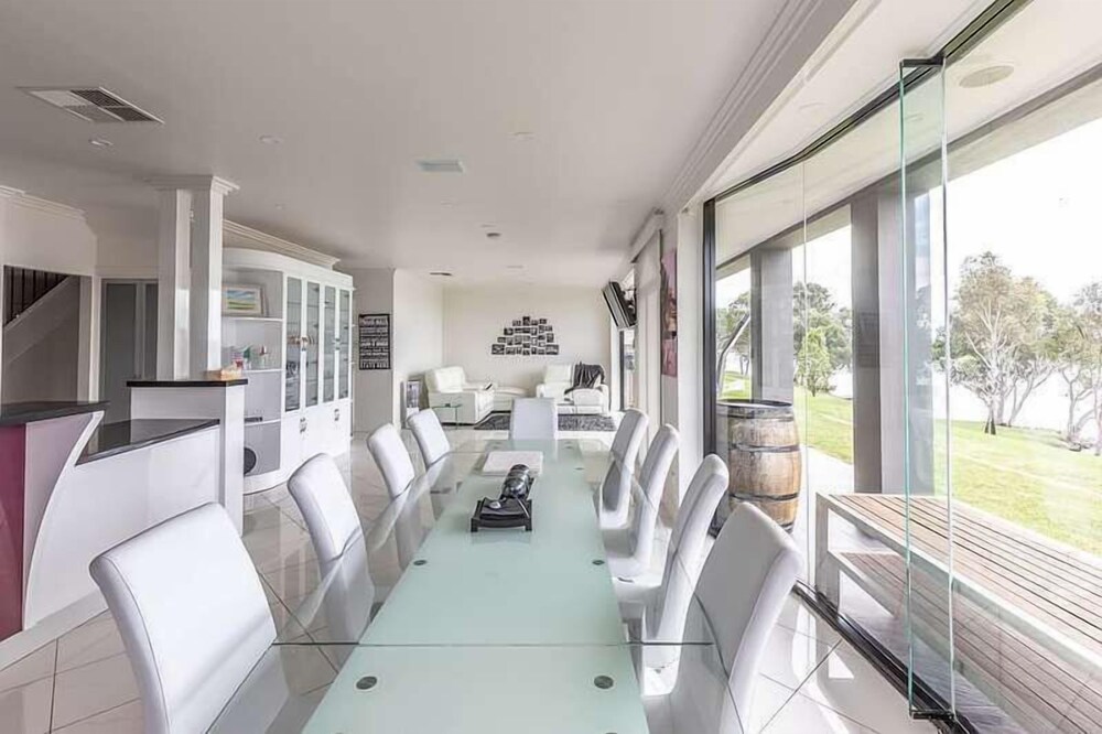 Entire Home With Direct Access to the River Murray