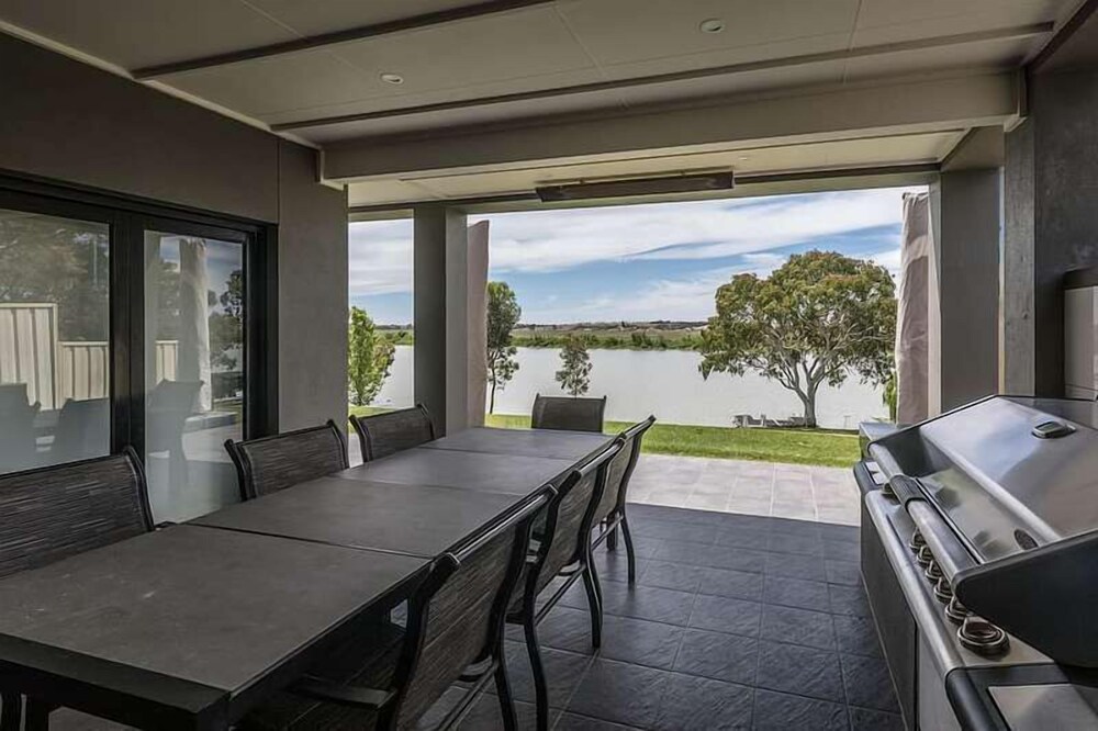 Entire Home With Direct Access to the River Murray