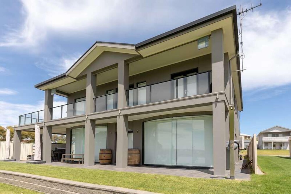 Entire Home With Direct Access to the River Murray